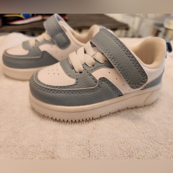 H&M blue and white trainers. Size 4-5. - Picture 3 of 6